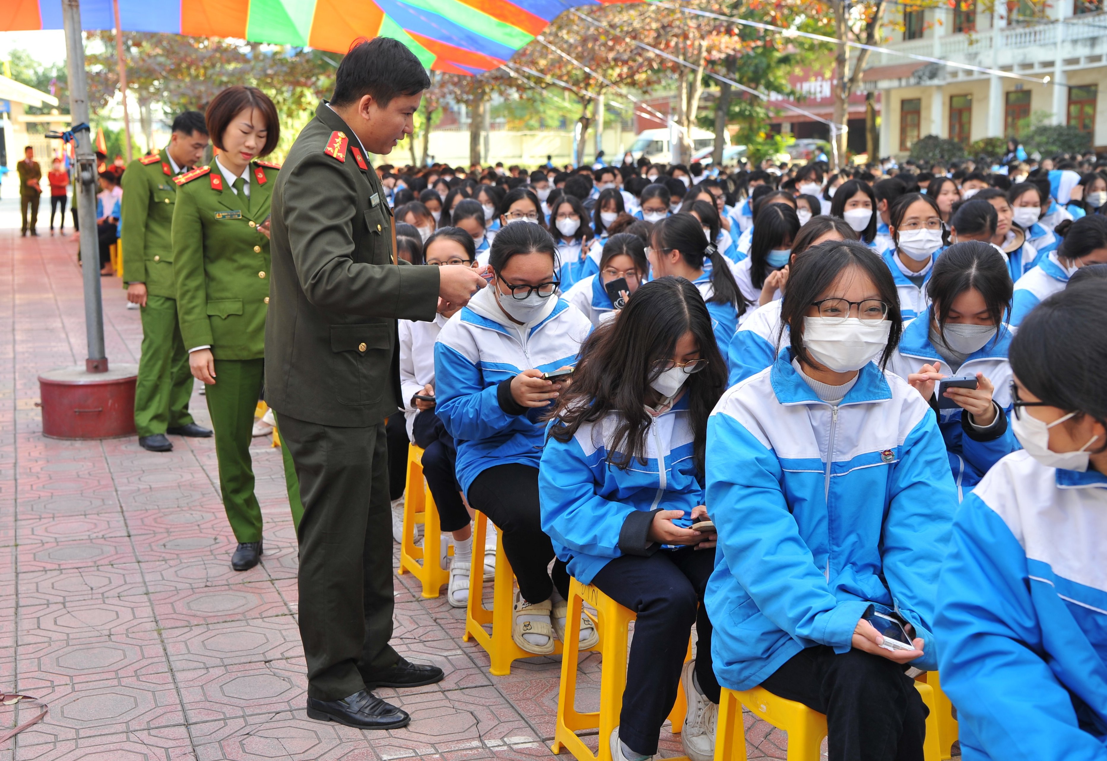 Đoàn Thanh niên CATP tuyên truyền thực hiện Đề án 06/CP và hướng dẫn cài đặt ứng dụng VNeiD tại Trường THPT Lý Thường Kiệt